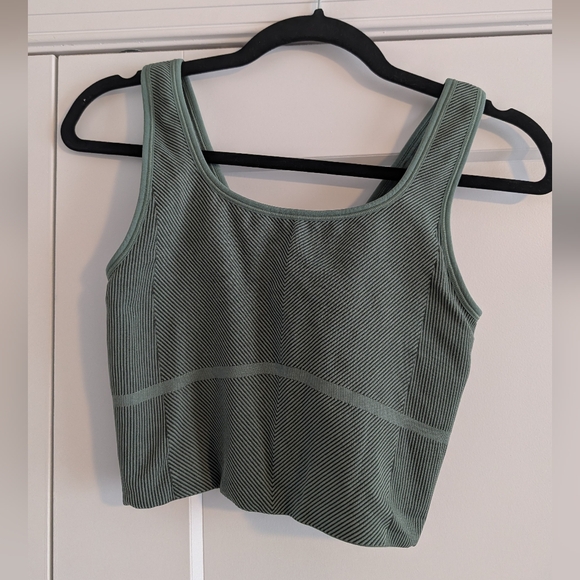 Like New!! All In Motion Women's Seamless Cropped Tank - Picture 2 of 4